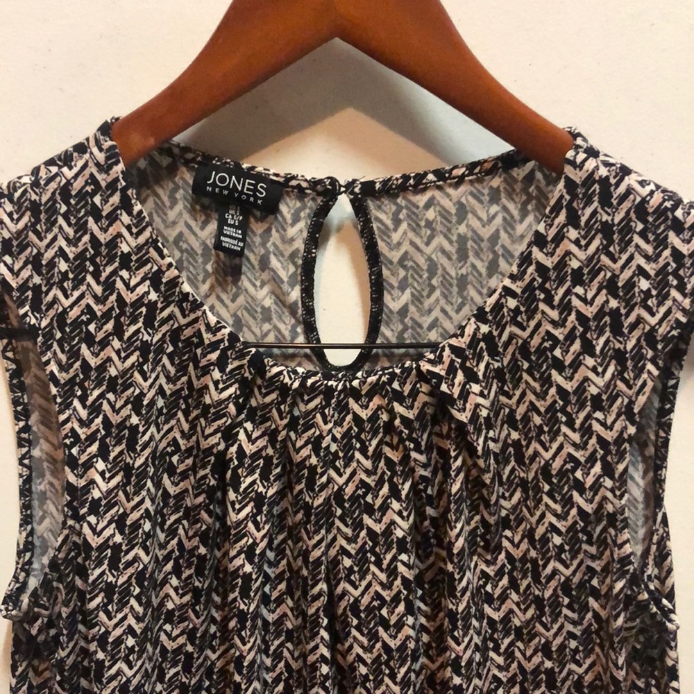 Jones New York good as new sleeveless shirt!